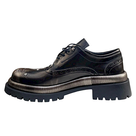 Maciejka 7725-01 Damen Schnürschuh aus dunklem Leder mit Glitzersteinchen, Lochmuster, Schnürung und stabiler schwarzer Profilsohle. Maciejka 7725-01 Damen Schnürschuh aus dunklem Leder mit Glitzersteinchen, Lochmuster, Schnürung und stabiler schwarzer Profilsohle.