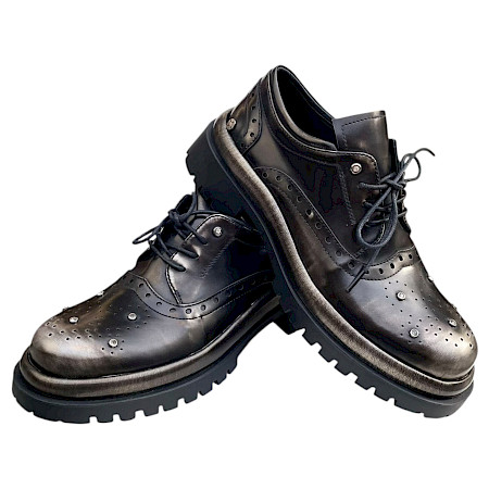 Maciejka 7725-01 Damen Schnürschuh aus dunklem Leder mit Glitzersteinchen, Lochmuster, Schnürung und stabiler schwarzer Profilsohle. Maciejka 7725-01 Damen Schnürschuh aus dunklem Leder mit Glitzersteinchen, Lochmuster, Schnürung und stabiler schwarzer Profilsohle.