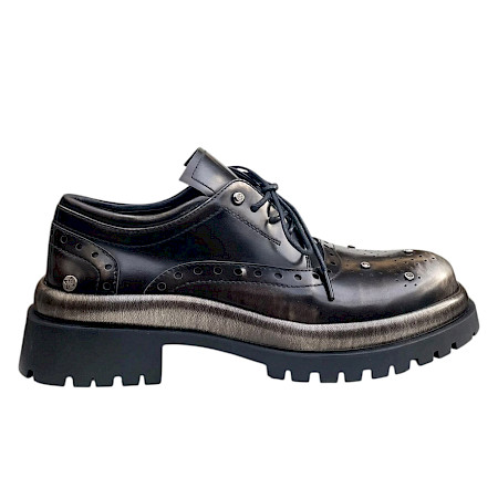 Maciejka 7725-01 Damen Schnürschuh aus dunklem Leder mit Glitzersteinchen, Lochmuster, Schnürung und stabiler schwarzer Profilsohle. Maciejka 7725-01 Damen Schnürschuh aus dunklem Leder mit Glitzersteinchen, Lochmuster, Schnürung und stabiler schwarzer Profilsohle.