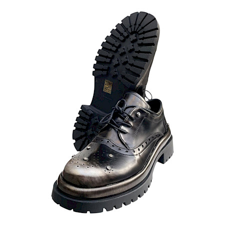 Maciejka 7725-01 Damen Schnürschuh aus dunklem Leder mit Glitzersteinchen, Lochmuster, Schnürung und stabiler schwarzer Profilsohle. Maciejka 7725-01 Damen Schnürschuh aus dunklem Leder mit Glitzersteinchen, Lochmuster, Schnürung und stabiler schwarzer Profilsohle.