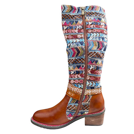Maciejka 7683-29 Damenstiefel in Cognac aus Echtleder mit bunten Stickereien, seitlichem Reißverschluss, Zierschnalle und kleinem Absatz. Maciejka 7683-29 Damenstiefel in Cognac aus Echtleder mit bunten Stickereien, seitlichem Reißverschluss, Zierschnalle und kleinem Absatz.