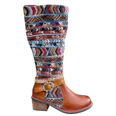 Maciejka 7683-29 Damenstiefel in Cognac aus Echtleder mit bunten Stickereien, seitlichem Reißverschluss, Zierschnalle und kleinem Absatz. Maciejka 7683-29 Damenstiefel in Cognac aus Echtleder mit bunten Stickereien, seitlichem Reißverschluss, Zierschnalle und kleinem Absatz.