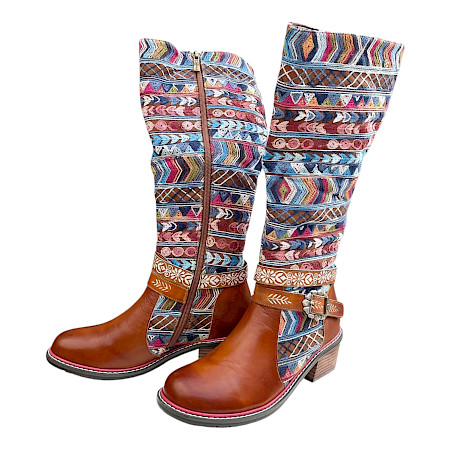 Maciejka 7683-29 Damenstiefel in Cognac aus Echtleder mit bunten Stickereien, seitlichem Reißverschluss, Zierschnalle und kleinem Absatz. Maciejka 7683-29 Damenstiefel in Cognac aus Echtleder mit bunten Stickereien, seitlichem Reißverschluss, Zierschnalle und kleinem Absatz.