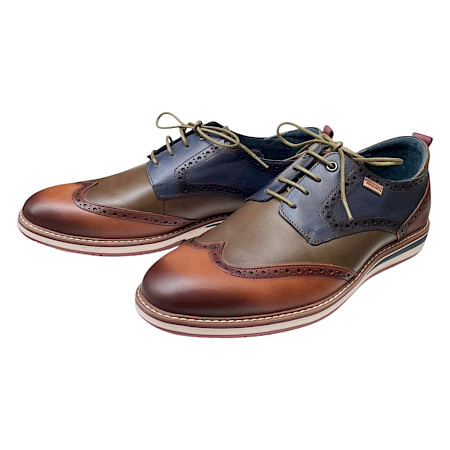 Pikolinos Ávila M1T-4191C1 Herren-Schnürschuh in Brandy mit hochwertigem Rindsleder, Brogue-Details, breiterer Passform und herausnehmbarer gepolsterter Einlegesohle – erhältlich bei kassedy.de. Pikolinos Ávila M1T-4191C1 Herren-Schnürschuh in Brandy mit hochwertigem Rindsleder, Brogue-Details, breiterer Passform und herausnehmbarer gepolsterter Einlegesohle – erhältlich bei kassedy.de.