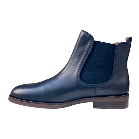 Pikolinos W3C-8594 Damen Chelsea Boots in Space, einem eleganten dunklen Navyblau. Schicker Leder-Chelsea-Boot mit seitlichen Elastikeinsätzen, leicht spitz zulaufender Form und angenehmer Weite –... Pikolinos W3C-8594 Damen Chelsea Boots in Space, einem eleganten dunklen Navyblau. Schicker Leder-Chelsea-Boot mit seitlichen Elastikeinsätzen, leicht spitz zulaufender Form und angenehmer Weite –...