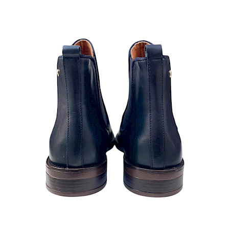 Pikolinos W3C-8594 Damen Chelsea Boots in Space, einem eleganten dunklen Navyblau. Schicker Leder-Chelsea-Boot mit seitlichen Elastikeinsätzen, leicht spitz zulaufender Form und angenehmer Weite –... Pikolinos W3C-8594 Damen Chelsea Boots in Space, einem eleganten dunklen Navyblau. Schicker Leder-Chelsea-Boot mit seitlichen Elastikeinsätzen, leicht spitz zulaufender Form und angenehmer Weite –...