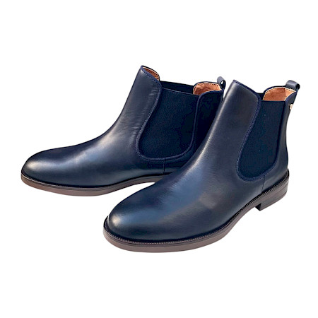 Pikolinos W3C-8594 Damen Chelsea Boots in Space, einem eleganten dunklen Navyblau. Schicker Leder-Chelsea-Boot mit seitlichen Elastikeinsätzen, leicht spitz zulaufender Form und angenehmer Weite –... Pikolinos W3C-8594 Damen Chelsea Boots in Space, einem eleganten dunklen Navyblau. Schicker Leder-Chelsea-Boot mit seitlichen Elastikeinsätzen, leicht spitz zulaufender Form und angenehmer Weite –...