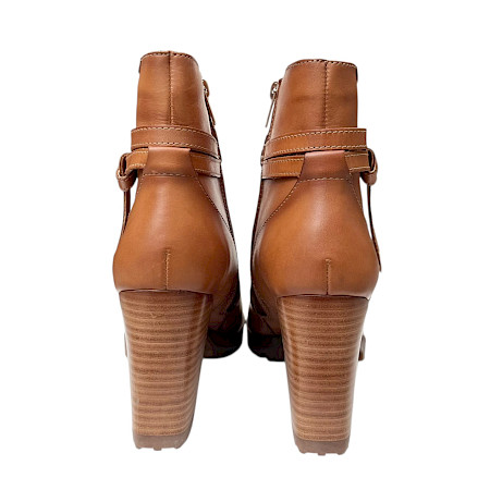 Pikolinos W7M-8806 CONNELLY Damen-Stiefelette in Brandy aus echtem Rindsleder mit Blockabsatz, 2 cm Plateau, seitlichem Reißverschluss und dekorativen Lederriemen – elegante braune Pikolinos... Pikolinos W7M-8806 CONNELLY Damen-Stiefelette in Brandy aus echtem Rindsleder mit Blockabsatz, 2 cm Plateau, seitlichem Reißverschluss und dekorativen Lederriemen – elegante braune Pikolinos...