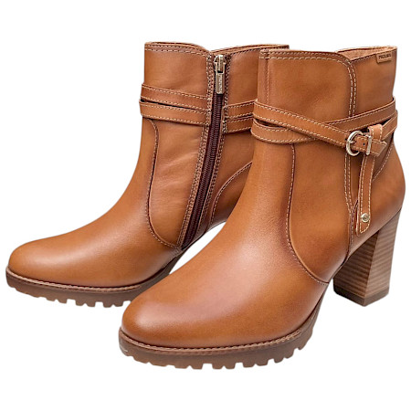 Pikolinos W7M-8806 CONNELLY Damen-Stiefelette in Brandy aus echtem Rindsleder mit Blockabsatz, 2 cm Plateau, seitlichem Reißverschluss und dekorativen Lederriemen – elegante braune Pikolinos... Pikolinos W7M-8806 CONNELLY Damen-Stiefelette in Brandy aus echtem Rindsleder mit Blockabsatz, 2 cm Plateau, seitlichem Reißverschluss und dekorativen Lederriemen – elegante braune Pikolinos...