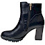 Pikolinos W7M-8730 CONNELLY Damen-Stiefelette in Black aus echtem Rindsleder mit Blockabsatz, Plateau, seitlichem Reißverschluss und goldfarbenem Schnallendetail – elegante schwarze Pikolinos Leder-Stiefelette bei kassedy.de. Pikolinos W7M-8730 CONNELLY Damen-Stiefelette in Black aus echtem Rindsleder mit Blockabsatz, Plateau, seitlichem Reißverschluss und goldfarbenem Schnallendetail – elegante schwarze Pikolinos Leder-Stiefelette bei kassedy.de.