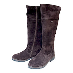 remonte R6581-25 Damen-Hochschaftstiefel in Braun aus echtem Rauleder mit remonteTEX, warmem Veloursfutter, Komfortweite G, flexiblem Vario-Schaft, Reißverschluss und herausnehmbarer Einlegesohle – brauner Winterstiefel bei kassedy.de.
