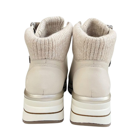 Remonte Damen-Stiefelette in Offwhite Metallic aus Echtleder mit warmer Innenausstattung, Schnürung, seitlichem Reißverschluss und erhöhter Sohle. Remonte Damen-Stiefelette in Offwhite Metallic aus Echtleder mit warmer Innenausstattung, Schnürung, seitlichem Reißverschluss und erhöhter Sohle.