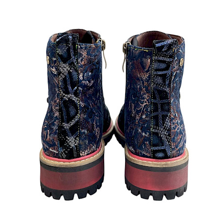 Maciejka 7687-17 Damen-Stiefelette in Blau und Navy mit schimmerndem Muster, türkisen Blüten, Schnürung, seitlichem Reißverschluss und Profilsohle. Maciejka 7687-17 Damen-Stiefelette in Blau und Navy mit schimmerndem Muster, türkisen Blüten, Schnürung, seitlichem Reißverschluss und Profilsohle.