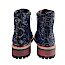 Maciejka 7687-17 Damen-Stiefelette in Blau und Navy mit schimmerndem Muster, türkisen Blüten, Schnürung, seitlichem Reißverschluss und Profilsohle.