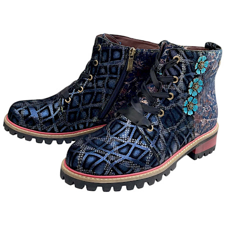 Maciejka 7687-17 Damen-Stiefelette in Blau und Navy mit schimmerndem Muster, türkisen Blüten, Schnürung, seitlichem Reißverschluss und Profilsohle. Maciejka 7687-17 Damen-Stiefelette in Blau und Navy mit schimmerndem Muster, türkisen Blüten, Schnürung, seitlichem Reißverschluss und Profilsohle.