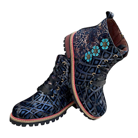Maciejka 7687-17 Damen-Stiefelette in Blau und Navy mit schimmerndem Muster, türkisen Blüten, Schnürung, seitlichem Reißverschluss und Profilsohle. Maciejka 7687-17 Damen-Stiefelette in Blau und Navy mit schimmerndem Muster, türkisen Blüten, Schnürung, seitlichem Reißverschluss und Profilsohle.