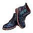 Maciejka 7687-17 Damen-Stiefelette in Blau und Navy mit schimmerndem Muster, türkisen Blüten, Schnürung, seitlichem Reißverschluss und Profilsohle.