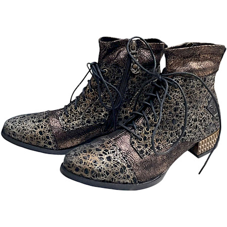 Maciejka 7617-02 Damen-Stiefelette in Bronze Multi aus echtem Leder mit außergewöhnlicher Musterung, Schnürung und seitlichem Reißverschluss. Maciejka 7617-02 Damen-Stiefelette in Bronze Multi aus echtem Leder mit außergewöhnlicher Musterung, Schnürung und seitlichem Reißverschluss.