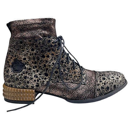 Maciejka 7617-02 Damen-Stiefelette in Bronze Multi aus echtem Leder mit außergewöhnlicher Musterung, Schnürung und seitlichem Reißverschluss. Maciejka 7617-02 Damen-Stiefelette in Bronze Multi aus echtem Leder mit außergewöhnlicher Musterung, Schnürung und seitlichem Reißverschluss.