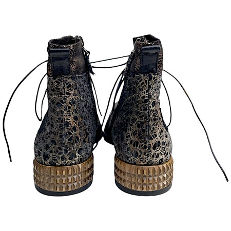 Maciejka 7617-02 Damen-Stiefelette in Bronze Multi aus echtem Leder mit außergewöhnlicher Musterung, Schnürung und seitlichem Reißverschluss. Maciejka 7617-02 Damen-Stiefelette in Bronze Multi aus echtem Leder mit außergewöhnlicher Musterung, Schnürung und seitlichem Reißverschluss.