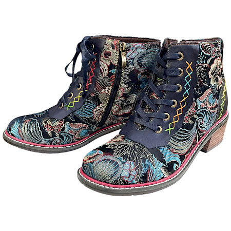 Maciejka 7684-01 Damen-Stiefelette in Navy Multi mit buntem Muster, farbigen Ziernähten, Schnürung, Reißverschluss und 2 cm Sohle. Maciejka 7684-01 Damen-Stiefelette in Navy Multi mit buntem Muster, farbigen Ziernähten, Schnürung, Reißverschluss und 2 cm Sohle.