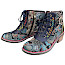 Maciejka 7684-01 Damen-Stiefelette in Navy Multi mit buntem Muster, farbigen Ziernähten, Schnürung, Reißverschluss und 2 cm Sohle. Maciejka 7684-01 Damen-Stiefelette in Navy Multi mit buntem Muster, farbigen Ziernähten, Schnürung, Reißverschluss und 2 cm Sohle.