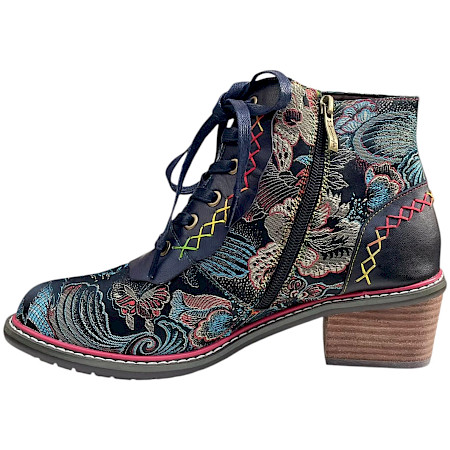 Maciejka 7684-01 Damen-Stiefelette in Navy Multi mit buntem Muster, farbigen Ziernähten, Schnürung, Reißverschluss und 2 cm Sohle. Maciejka 7684-01 Damen-Stiefelette in Navy Multi mit buntem Muster, farbigen Ziernähten, Schnürung, Reißverschluss und 2 cm Sohle.