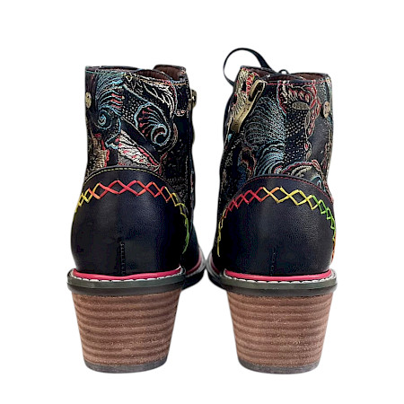 Maciejka 7684-01 Damen-Stiefelette in Navy Multi mit buntem Muster, farbigen Ziernähten, Schnürung, Reißverschluss und 2 cm Sohle. Maciejka 7684-01 Damen-Stiefelette in Navy Multi mit buntem Muster, farbigen Ziernähten, Schnürung, Reißverschluss und 2 cm Sohle.