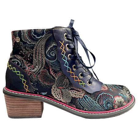 Maciejka 7684-01 Damen-Stiefelette in Navy Multi mit buntem Muster, farbigen Ziernähten, Schnürung, Reißverschluss und 2 cm Sohle. Maciejka 7684-01 Damen-Stiefelette in Navy Multi mit buntem Muster, farbigen Ziernähten, Schnürung, Reißverschluss und 2 cm Sohle.