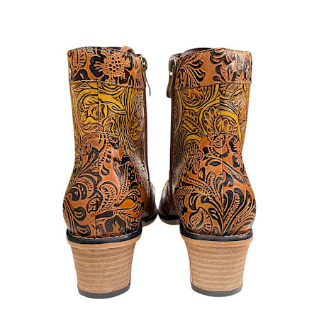Maciejka 7688-29 Damen-Stiefelette aus Echtleder in Braun, Cognac und Gold mit floraler Musterung, Schnürung, Reißverschluss und Absatz. Maciejka 7688-29 Damen-Stiefelette aus Echtleder in Braun, Cognac und Gold mit floraler Musterung, Schnürung, Reißverschluss und Absatz.