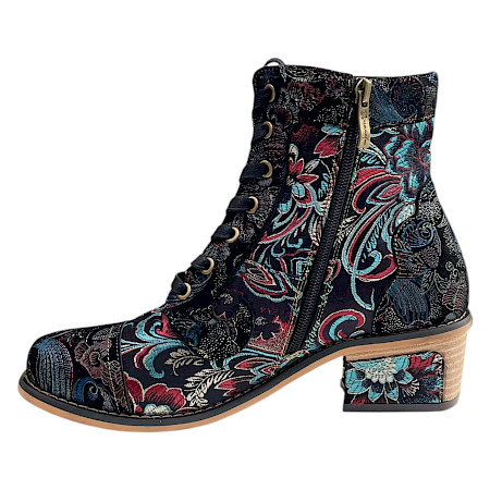 Maciejka 7688-01 Damen-Stiefelette mit bunten floralen Stickereien in Türkis, Rot und Blau, Schnürung, seitlichem Reißverschluss und kleinem Absatz. Maciejka 7688-01 Damen-Stiefelette mit bunten floralen Stickereien in Türkis, Rot und Blau, Schnürung, seitlichem Reißverschluss und kleinem Absatz.