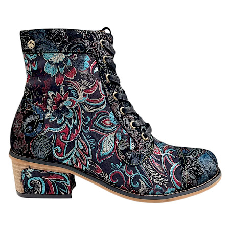 Maciejka 7688-01 Damen-Stiefelette mit bunten floralen Stickereien in Türkis, Rot und Blau, Schnürung, seitlichem Reißverschluss und kleinem Absatz. Maciejka 7688-01 Damen-Stiefelette mit bunten floralen Stickereien in Türkis, Rot und Blau, Schnürung, seitlichem Reißverschluss und kleinem Absatz.