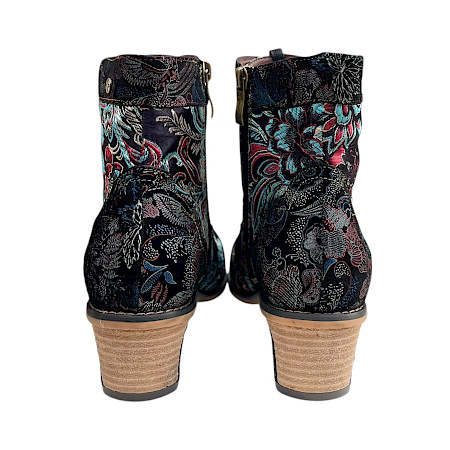Maciejka 7688-01 Damen-Stiefelette mit bunten floralen Stickereien in Türkis, Rot und Blau, Schnürung, seitlichem Reißverschluss und kleinem Absatz. Maciejka 7688-01 Damen-Stiefelette mit bunten floralen Stickereien in Türkis, Rot und Blau, Schnürung, seitlichem Reißverschluss und kleinem Absatz.