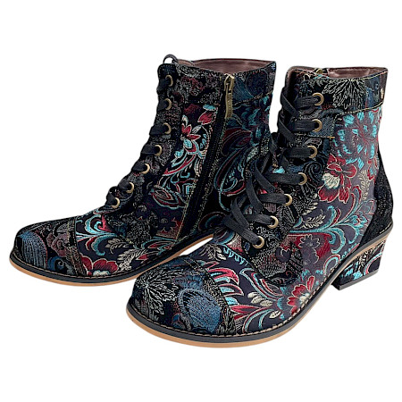 Maciejka 7688-01 Damen-Stiefelette mit bunten floralen Stickereien in Türkis, Rot und Blau, Schnürung, seitlichem Reißverschluss und kleinem Absatz. Maciejka 7688-01 Damen-Stiefelette mit bunten floralen Stickereien in Türkis, Rot und Blau, Schnürung, seitlichem Reißverschluss und kleinem Absatz.