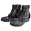 Maciejka 7688-01 Damen-Stiefelette mit bunten floralen Stickereien in Türkis, Rot und Blau, Schnürung, seitlichem Reißverschluss und kleinem Absatz. Maciejka 7688-01 Damen-Stiefelette mit bunten floralen Stickereien in Türkis, Rot und Blau, Schnürung, seitlichem Reißverschluss und kleinem Absatz.