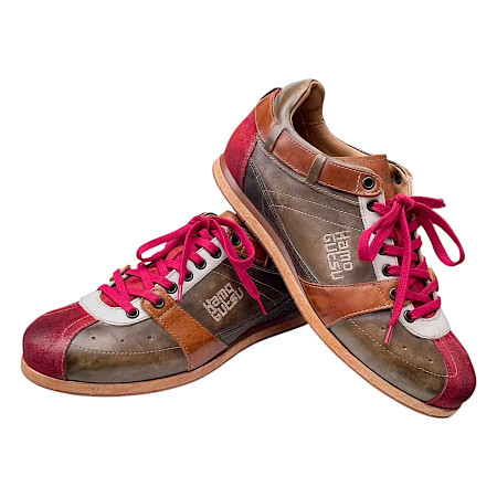 Kamo Gutsu Tifo 051 Schnürschuh in Blu Rosso/Foresta aus echtem Leder mit roten Schnürsenkeln und herausnehmbarer Einlegesohle. Kamo Gutsu Tifo 051 Schnürschuh in Blu Rosso/Foresta aus echtem Leder mit roten Schnürsenkeln und herausnehmbarer Einlegesohle.