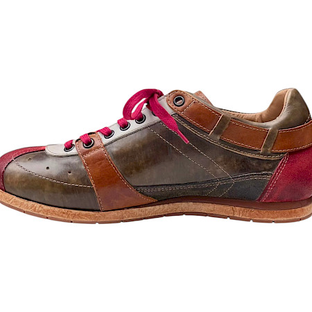 Kamo Gutsu Tifo 051 Schnürschuh in Blu Rosso/Foresta aus echtem Leder mit roten Schnürsenkeln und herausnehmbarer Einlegesohle. Kamo Gutsu Tifo 051 Schnürschuh in Blu Rosso/Foresta aus echtem Leder mit roten Schnürsenkeln und herausnehmbarer Einlegesohle.