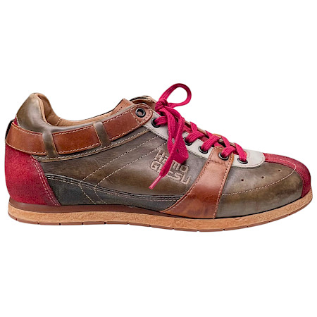 Kamo Gutsu Tifo 051 Schnürschuh in Blu Rosso/Foresta aus echtem Leder mit roten Schnürsenkeln und herausnehmbarer Einlegesohle. Kamo Gutsu Tifo 051 Schnürschuh in Blu Rosso/Foresta aus echtem Leder mit roten Schnürsenkeln und herausnehmbarer Einlegesohle.