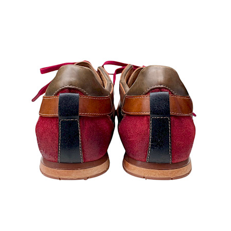 Kamo Gutsu Tifo 051 Schnürschuh in Blu Rosso/Foresta aus echtem Leder mit roten Schnürsenkeln und herausnehmbarer Einlegesohle. Kamo Gutsu Tifo 051 Schnürschuh in Blu Rosso/Foresta aus echtem Leder mit roten Schnürsenkeln und herausnehmbarer Einlegesohle.