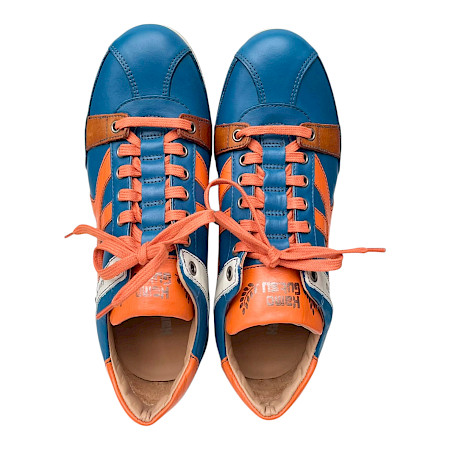 Kamo-Gutsu TIFO 044 Herren-Schnürschuh in Magia Blau und Orange aus hochwertigem Leder mit echtem Lederfutter, herausnehmbarem Fußbett und sportlicher Gummisohle – erhältlich bei kassedy.de. Kamo-Gutsu TIFO 044 Herren-Schnürschuh in Magia Blau und Orange aus hochwertigem Leder mit echtem Lederfutter, herausnehmbarem Fußbett und sportlicher Gummisohle – erhältlich bei kassedy.de.