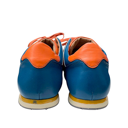 Kamo-Gutsu TIFO 044 Herren-Schnürschuh in Magia Blau und Orange aus hochwertigem Leder mit echtem Lederfutter, herausnehmbarem Fußbett und sportlicher Gummisohle – erhältlich bei kassedy.de. Kamo-Gutsu TIFO 044 Herren-Schnürschuh in Magia Blau und Orange aus hochwertigem Leder mit echtem Lederfutter, herausnehmbarem Fußbett und sportlicher Gummisohle – erhältlich bei kassedy.de.