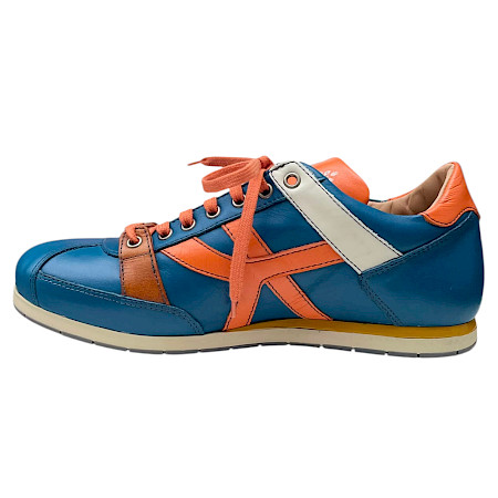 Kamo-Gutsu TIFO 044 Herren-Schnürschuh in Magia Blau und Orange aus hochwertigem Leder mit echtem Lederfutter, herausnehmbarem Fußbett und sportlicher Gummisohle – erhältlich bei kassedy.de. Kamo-Gutsu TIFO 044 Herren-Schnürschuh in Magia Blau und Orange aus hochwertigem Leder mit echtem Lederfutter, herausnehmbarem Fußbett und sportlicher Gummisohle – erhältlich bei kassedy.de.