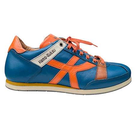 Kamo-Gutsu TIFO 044 Herren-Schnürschuh in Magia Blau und Orange aus hochwertigem Leder mit echtem Lederfutter, herausnehmbarem Fußbett und sportlicher Gummisohle – erhältlich bei kassedy.de. Kamo-Gutsu TIFO 044 Herren-Schnürschuh in Magia Blau und Orange aus hochwertigem Leder mit echtem Lederfutter, herausnehmbarem Fußbett und sportlicher Gummisohle – erhältlich bei kassedy.de.