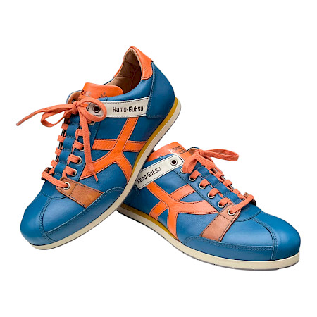 Kamo-Gutsu TIFO 044 Herren-Schnürschuh in Magia Blau und Orange aus hochwertigem Leder mit echtem Lederfutter, herausnehmbarem Fußbett und sportlicher Gummisohle – erhältlich bei kassedy.de. Kamo-Gutsu TIFO 044 Herren-Schnürschuh in Magia Blau und Orange aus hochwertigem Leder mit echtem Lederfutter, herausnehmbarem Fußbett und sportlicher Gummisohle – erhältlich bei kassedy.de.
