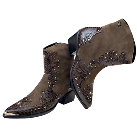 Lazamani LA85789 Damen-Stiefelette in Khaki und Dunkelbraun im Western-Stil mit Reptiloptik, goldfarbenen Nieten, spitzer Vorderpartie, Blockabsatz und seitlichem Reißverschluss –... Lazamani LA85789 Damen-Stiefelette in Khaki und Dunkelbraun im Western-Stil mit Reptiloptik, goldfarbenen Nieten, spitzer Vorderpartie, Blockabsatz und seitlichem Reißverschluss –...