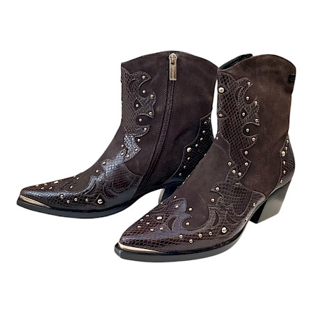 Lazamani LA85789 Damen-Western-Stiefelette in Braun aus Leder und Veloursleder mit Reptiloptik, goldfarbenen Nieten, spitzer Vorderpartie, seitlichem Reißverschluss und 5 cm Absatz – braune... Lazamani LA85789 Damen-Western-Stiefelette in Braun aus Leder und Veloursleder mit Reptiloptik, goldfarbenen Nieten, spitzer Vorderpartie, seitlichem Reißverschluss und 5 cm Absatz – braune...