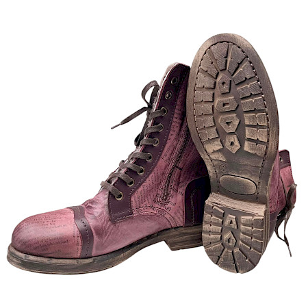 Charme Etnic 26W Damen Boot Bordeaux Zeitung – italienischer Lederboot mit Lammfellfutter, Zeitungsprint, Schnürung und Reißverschluss | Exklusiv und hochwertig bei kassedy.de ?? Charme Etnic 26W Damen Boot Bordeaux Zeitung – italienischer Lederboot mit Lammfellfutter, Zeitungsprint, Schnürung und Reißverschluss | Exklusiv und hochwertig bei kassedy.de ??