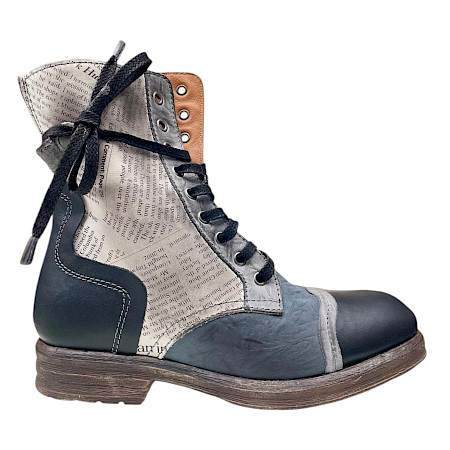 Charme Etnic 26W Damen Boot Grau Zeitung – italienischer Lederboot mit Zeitungsprint, Schnürung und seitlichem Reißverschluss aus hochwertigem Echtleder | Exklusiv bei kassedy.de ?? Charme Etnic 26W Damen Boot Grau Zeitung – italienischer Lederboot mit Zeitungsprint, Schnürung und seitlichem Reißverschluss aus hochwertigem Echtleder | Exklusiv bei kassedy.de ??