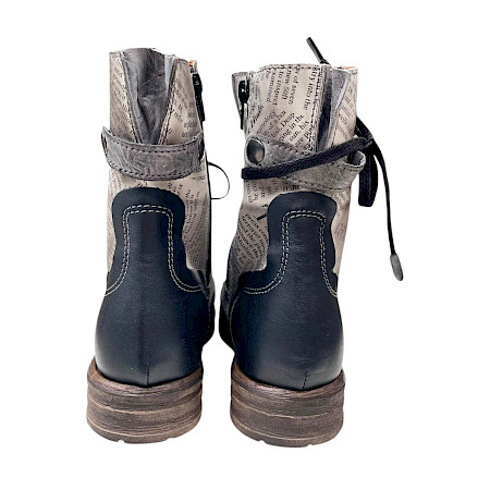 Charme Etnic 26W Damen Boot Grau Zeitung – italienischer Lederboot mit Zeitungsprint, Schnürung und seitlichem Reißverschluss aus hochwertigem Echtleder | Exklusiv bei kassedy.de ?? Charme Etnic 26W Damen Boot Grau Zeitung – italienischer Lederboot mit Zeitungsprint, Schnürung und seitlichem Reißverschluss aus hochwertigem Echtleder | Exklusiv bei kassedy.de ??