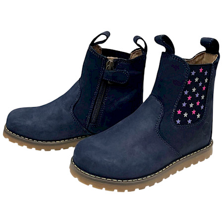 Lotta & Emil Chelsea Boot Winter in Blau mit buntem Sterneinsatz, warmer Fütterung, herausnehmbarer Innensohle und profilierter Laufsohle für Kinder. Lotta & Emil Chelsea Boot Winter in Blau mit buntem Sterneinsatz, warmer Fütterung, herausnehmbarer Innensohle und profilierter Laufsohle für Kinder.